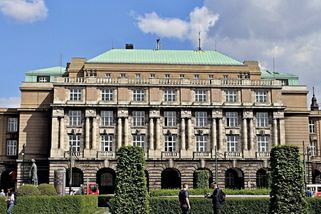 Nemocnice bojují o životy postřelených z FF UK, ale influencer Dvořák si fotí zakrvácenou ordinaci - Médium.cz